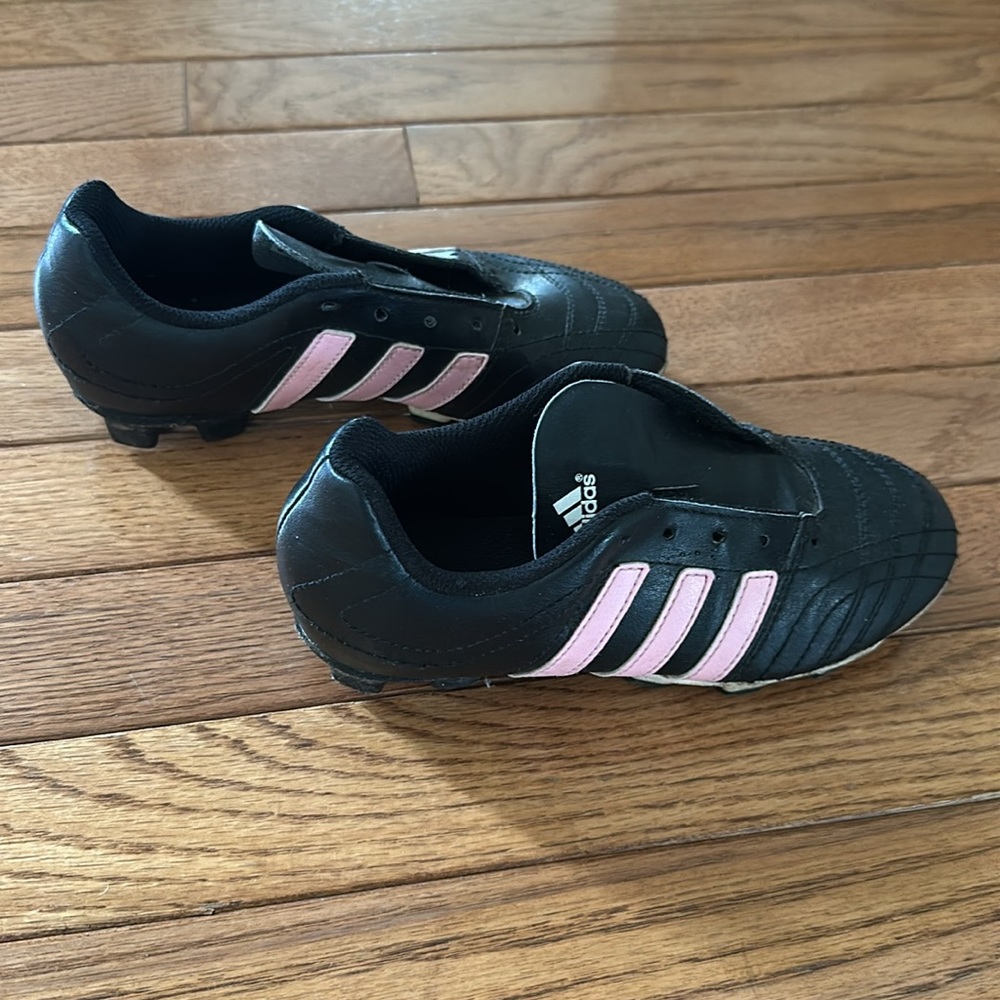 🖤 Adidas girls cleats black with pink stripes size 13.5 youth - Picture 3 of 7